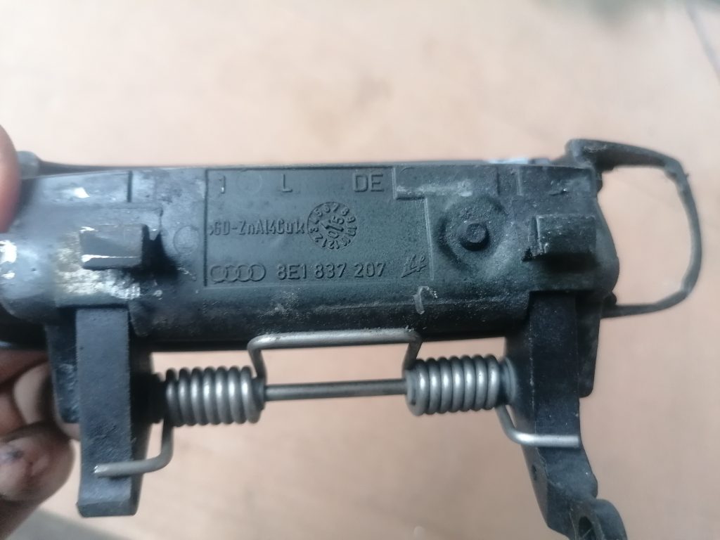 Priekšējāis kreisais durvju rokturis priekš AUDI A4 2008 AVANT