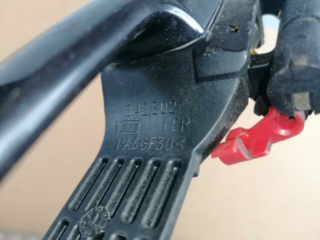 Priekšējāis labais durvju rokturis priekš TOYOTA AVENSIS 2007