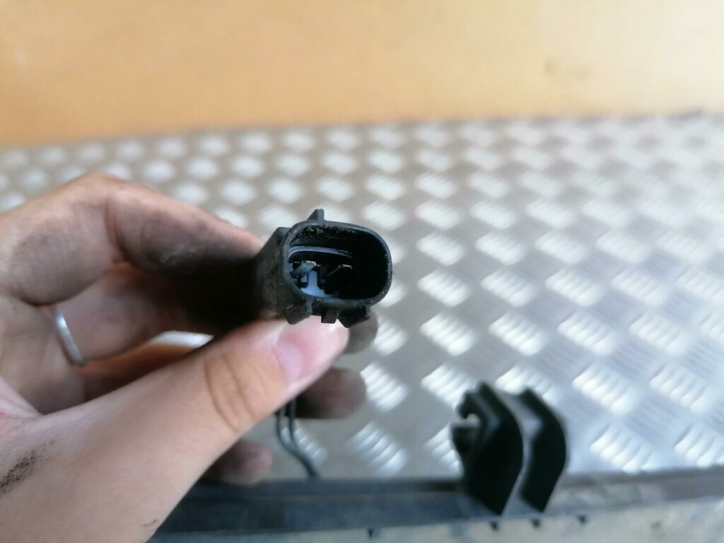 Akumulatora pamatnes kronšteins priekš TOYOTA AVENSIS 2007