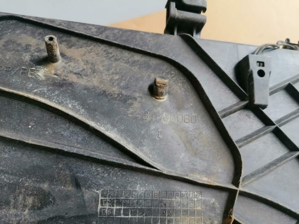 Akumulatora pamatnes kronšteins priekš TOYOTA AVENSIS 2007