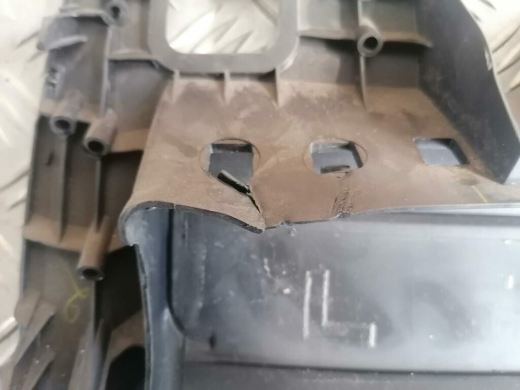 Mērinstrumentu paneļa apdare (zem stūres) priekš TOYOTA AVENSIS 2007