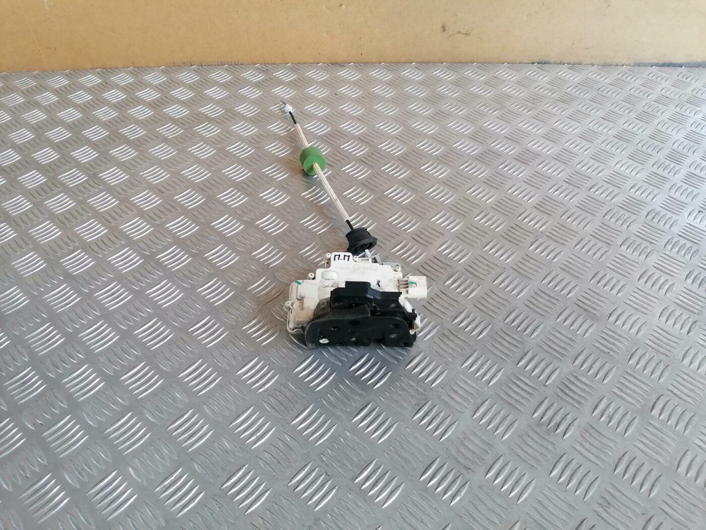 Priekšējo labo durvju slēdzene priekš AUDI A6 2008 1 Priekšējo labo durvju slēdzene priekš AUDI A6 2008