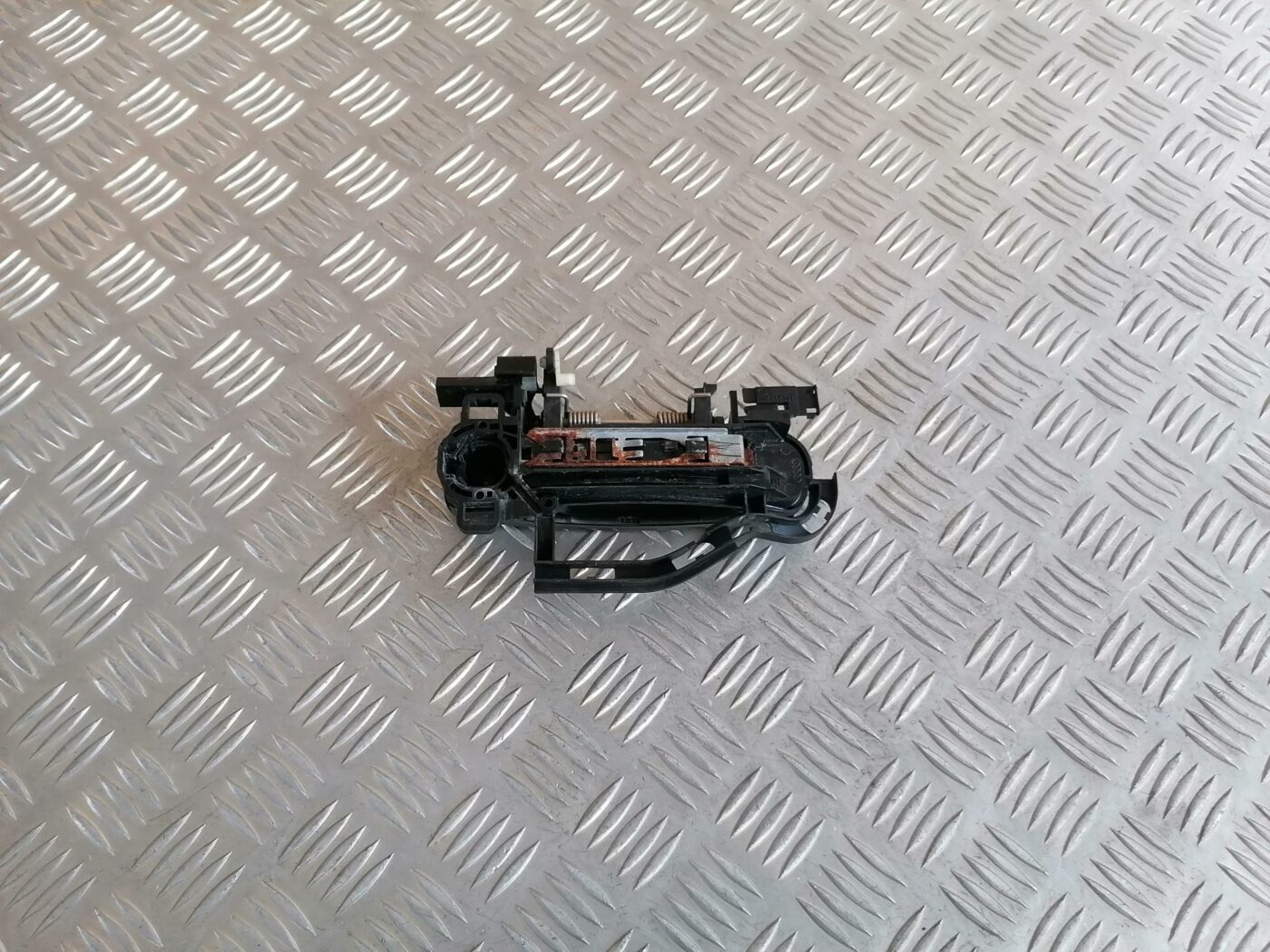 Aizmugurējais kreisais durvju rokturis priekš AUDI A6 2008 2 Aizmugurējais kreisais durvju rokturis priekš AUDI A6 2008