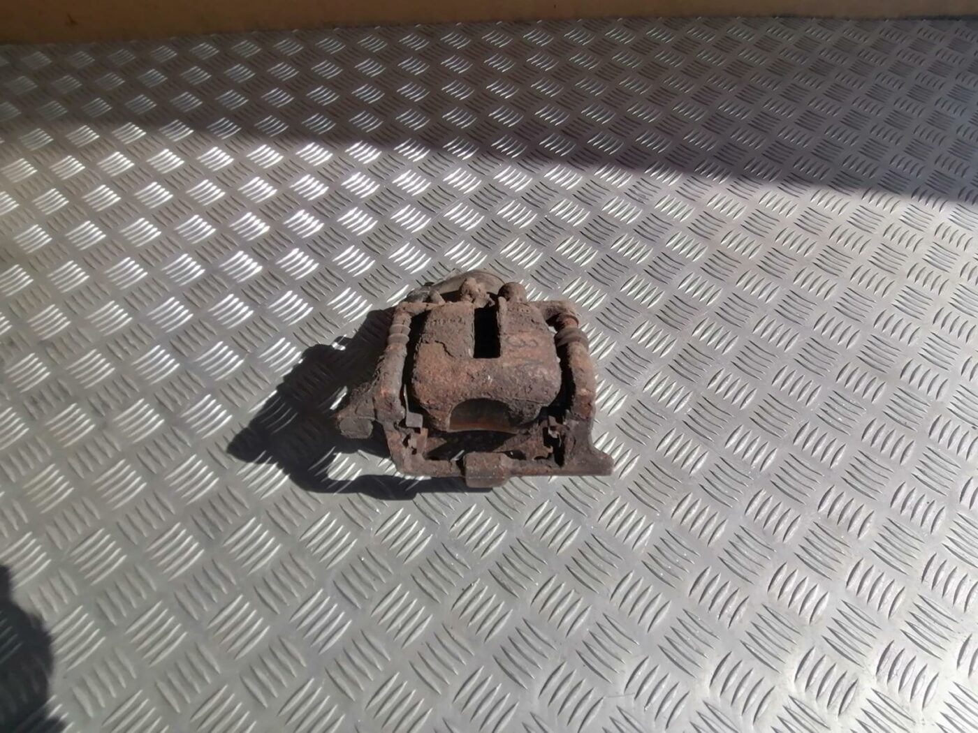 Aizmugurējais kreisais suports priekš AUDI A6 2008 1 Aizmugurējais kreisais suports priekš AUDI A6 2008