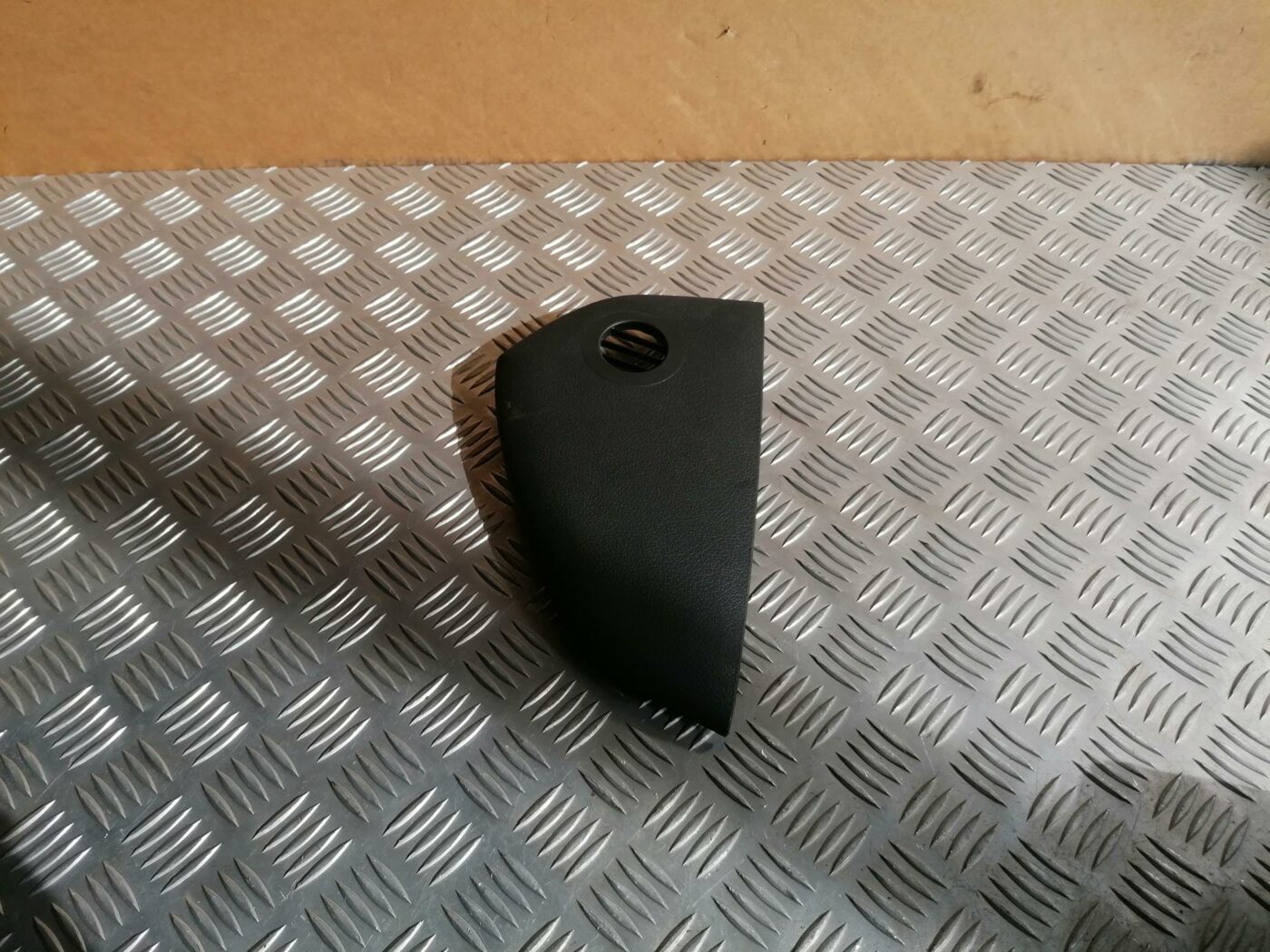 Mērinstrumentu paneļa sānu apdare priekš AUDI A6 2008 1 Mērinstrumentu paneļa sānu apdare priekš AUDI A6 2008