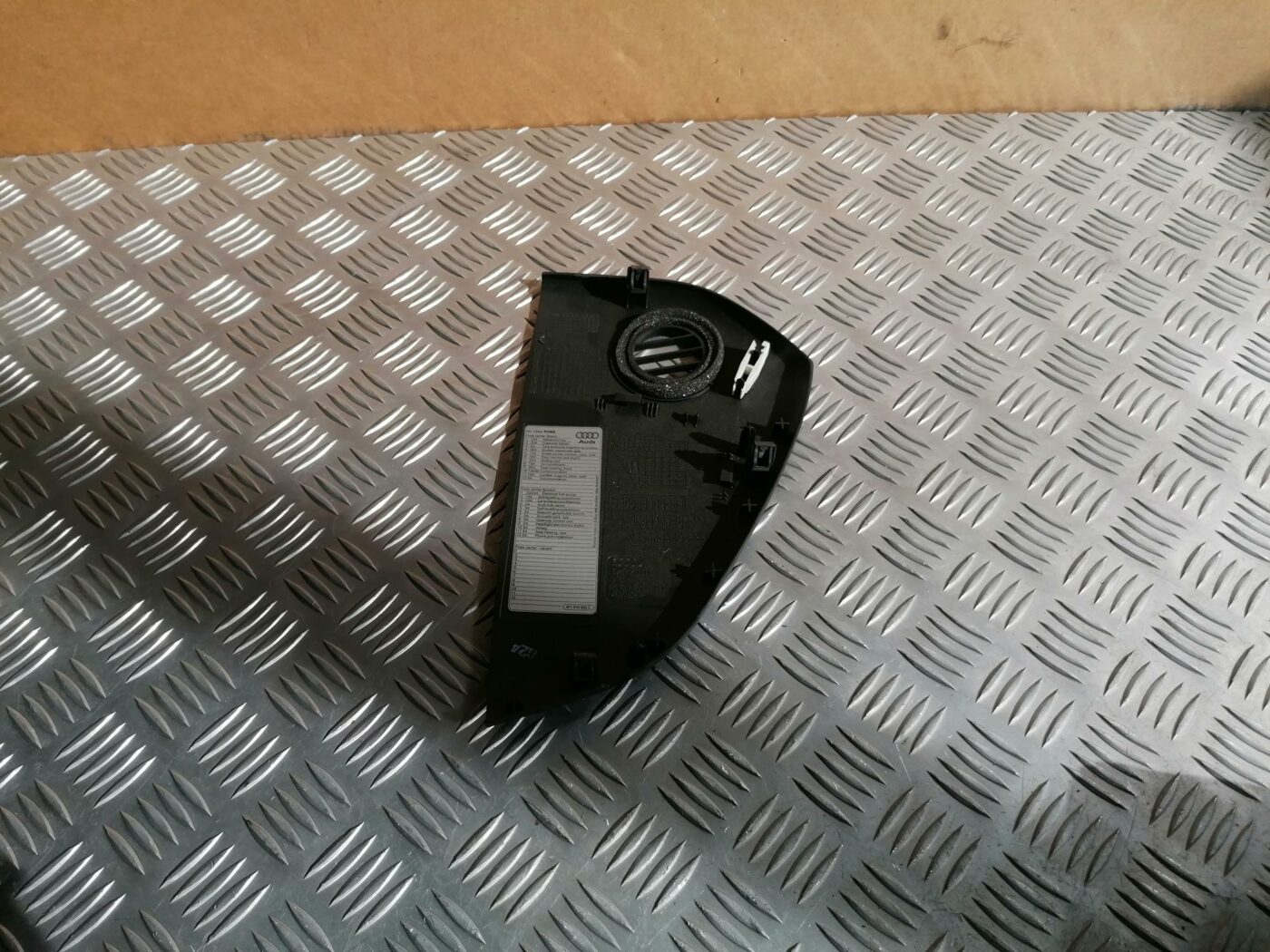 Mērinstrumentu paneļa sānu apdare priekš AUDI A6 2008 2 Mērinstrumentu paneļa sānu apdare priekš AUDI A6 2008