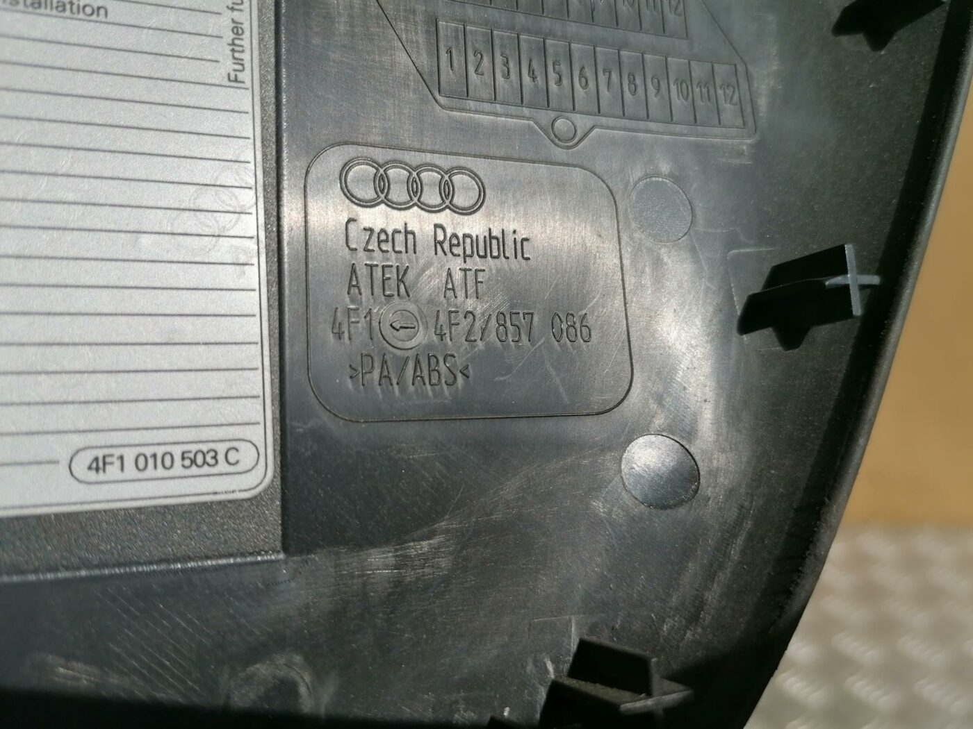 Mērinstrumentu paneļa sānu apdare priekš AUDI A6 2008 3 Mērinstrumentu paneļa sānu apdare priekš AUDI A6 2008