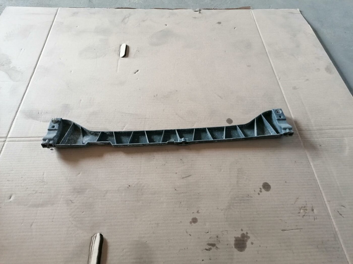 Aizmugurējā bufera centrālais stiprinājums priekš AUDI A6 2008 2 Aizmugurējā bufera centrālais stiprinājums priekš AUDI A6 2008