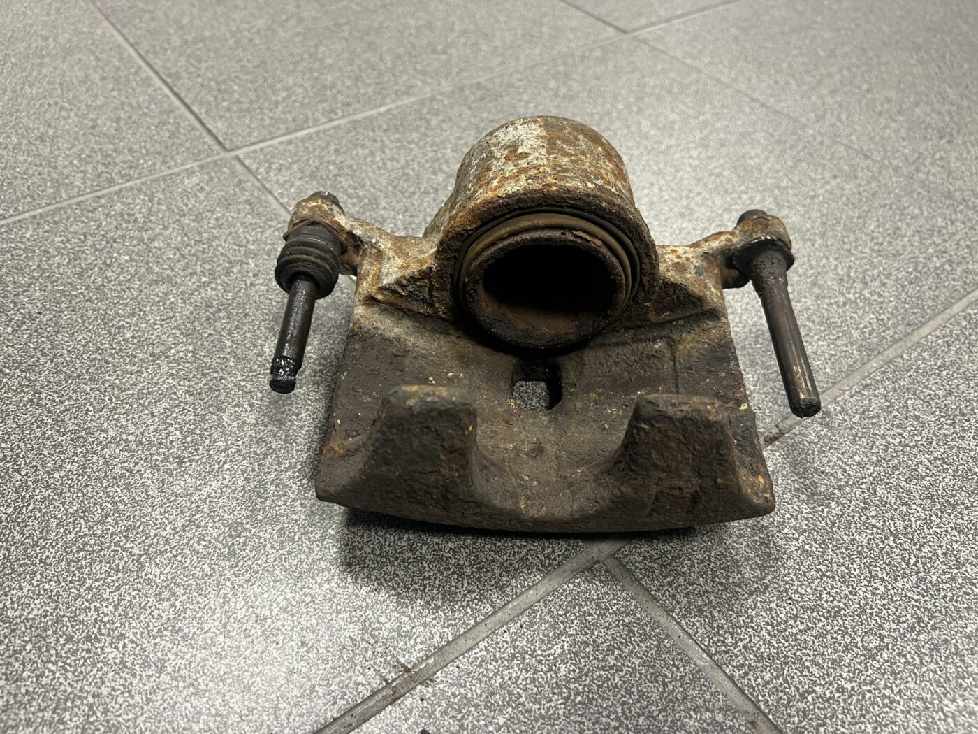 Priekšējais kreisais suports priekš HONDA CR-V 2006 3 Priekšējais kreisais suports priekš HONDA CR-V 2006