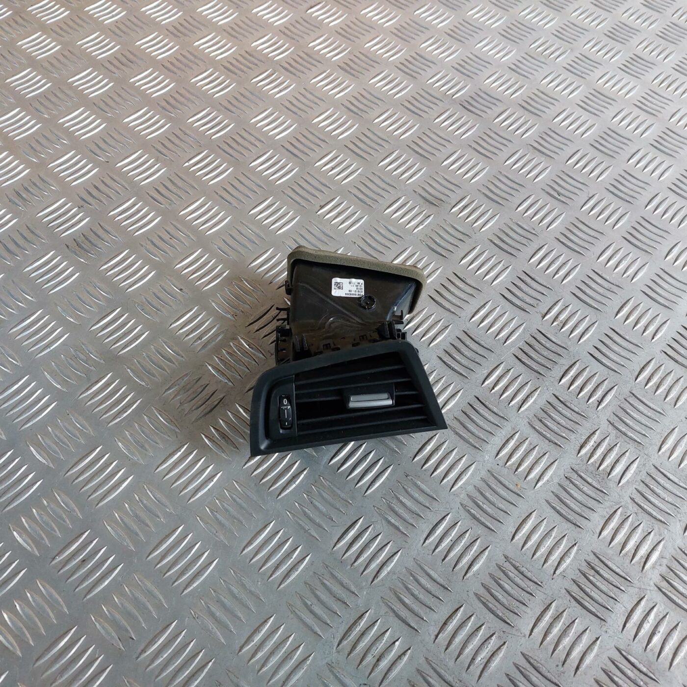 Mērinstrumentu paneļa gaisa vads, pa kreisi priekš BMW 520D F11 2011 TOURING 1 Mērinstrumentu paneļa gaisa vads, pa kreisi priekš BMW 520D F11 2011 TOURING