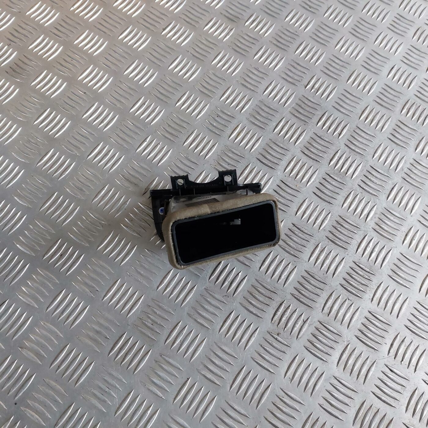 Mērinstrumentu paneļa gaisa vads, pa kreisi priekš BMW 520D F11 2011 TOURING 2 Mērinstrumentu paneļa gaisa vads, pa kreisi priekš BMW 520D F11 2011 TOURING