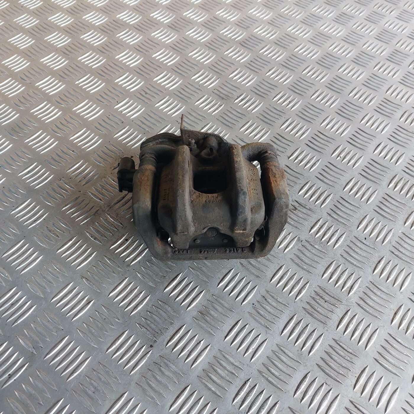 Aizmugurējais kreisais suports priekš BMW 520D F11 2011 TOURING 1 Aizmugurējais kreisais suports priekš BMW 520D F11 2011 TOURING