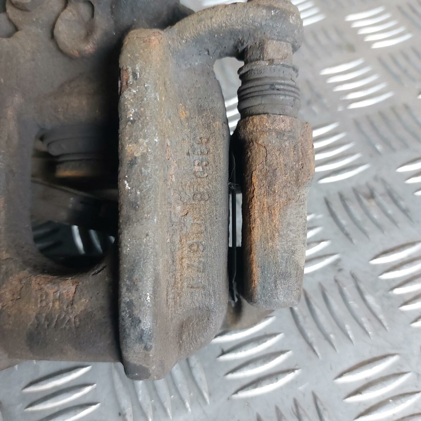 Aizmugurējais kreisais suports priekš BMW 520D F11 2011 TOURING 2 Aizmugurējais kreisais suports priekš BMW 520D F11 2011 TOURING