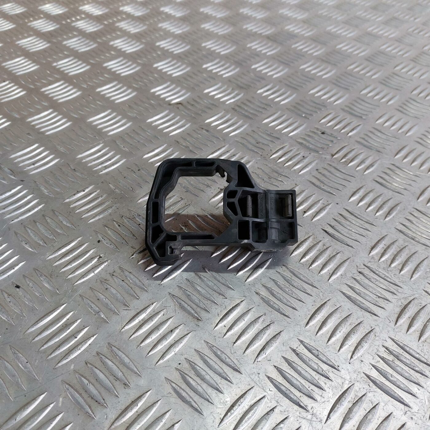 Radiatora kronšteins priekš BMW 520D F11 2011 TOURING