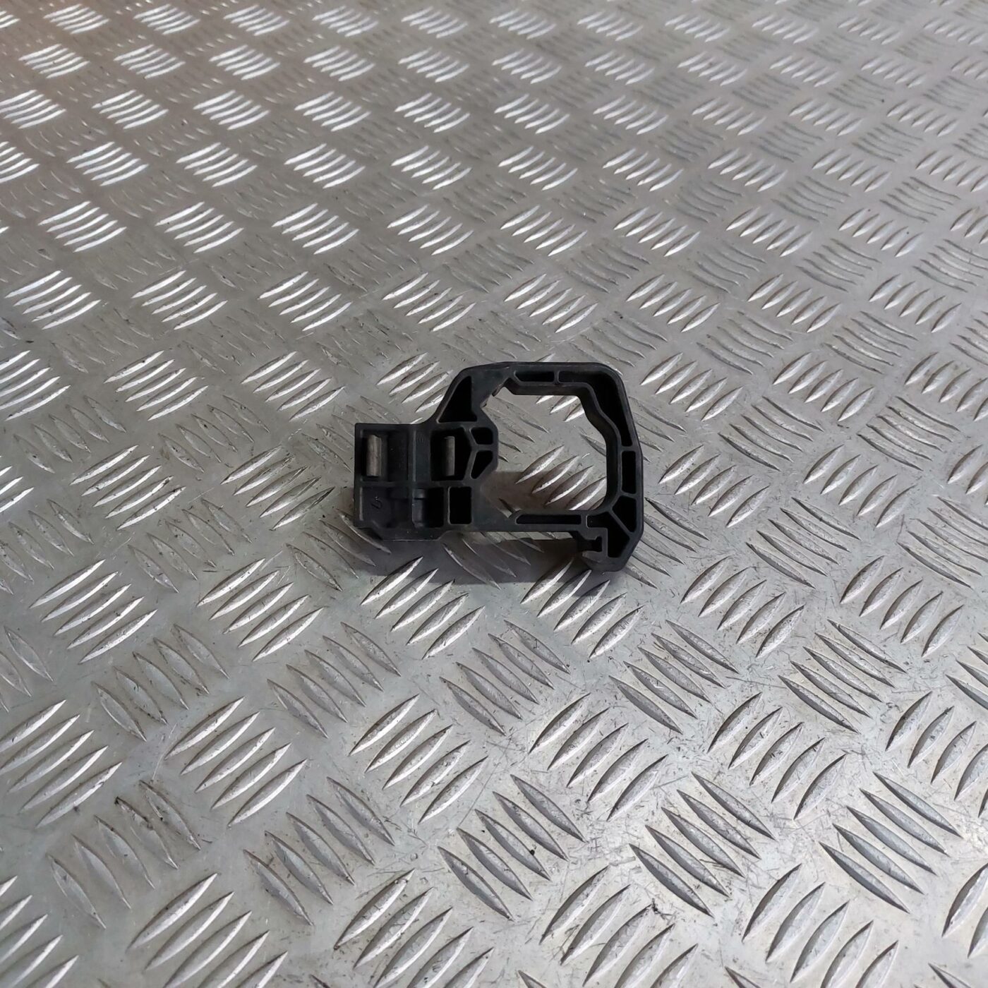 Radiatora kronšteins priekš BMW 520D F11 2011 TOURING 2 Radiatora kronšteins priekš BMW 520D F11 2011 TOURING