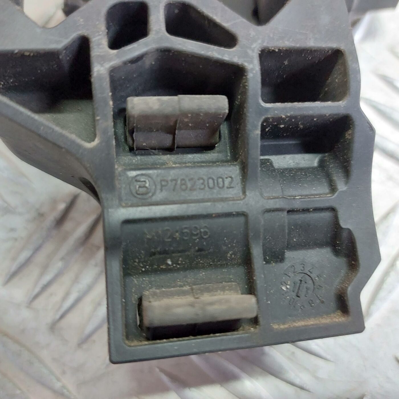 Radiatora kronšteins priekš BMW 520D F11 2011 TOURING 4 Radiatora kronšteins priekš BMW 520D F11 2011 TOURING