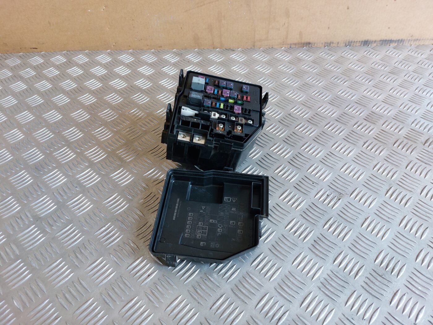 Drošinātāju bloks priekš HONDA CIVIC 2006 1 Drošinātāju bloks priekš HONDA CIVIC 2006