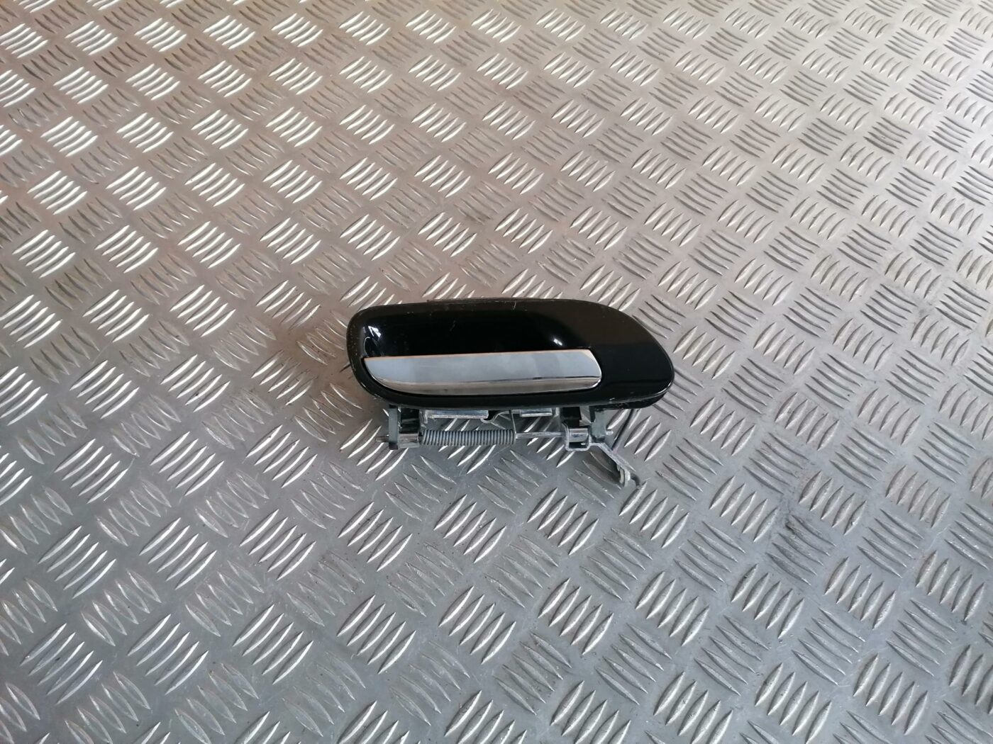 Aizmugurējāis labais durvju rokturis priekš VOLVO S80 2004 1 Aizmugurējāis labais durvju rokturis priekš VOLVO S80 2004