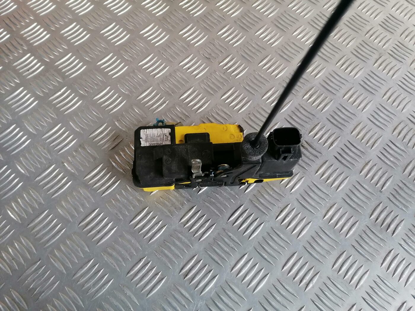 Aizmugurējo kreiso durvju slēdzene priekš VOLVO S80 2004 2 Aizmugurējo kreiso durvju slēdzene priekš VOLVO S80 2004