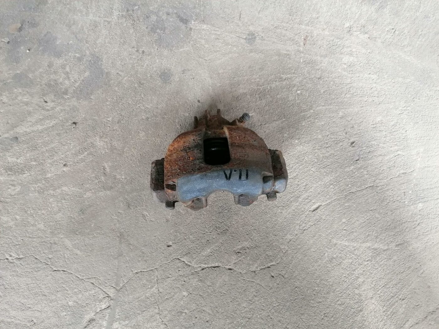 Priekšējais kreisais suports priekš VOLVO S80 2004 1 Priekšējais kreisais suports priekš VOLVO S80 2004