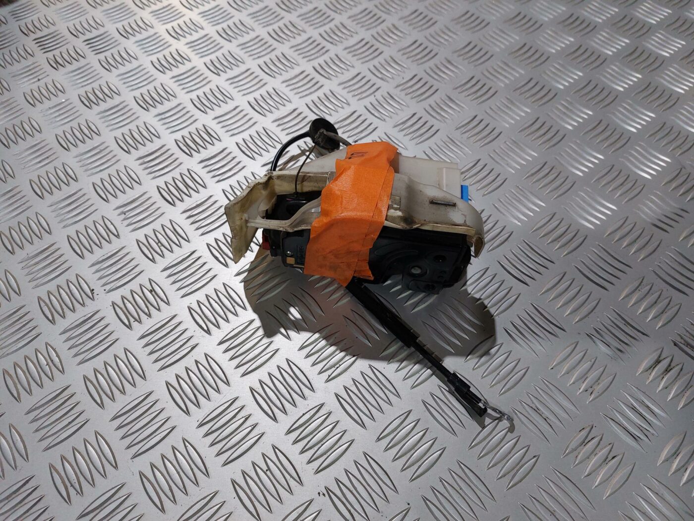 Priekšējo labo durvju slēdzene priekš VW JETTA 2008 1 Priekšējo labo durvju slēdzene priekš VW JETTA 2008