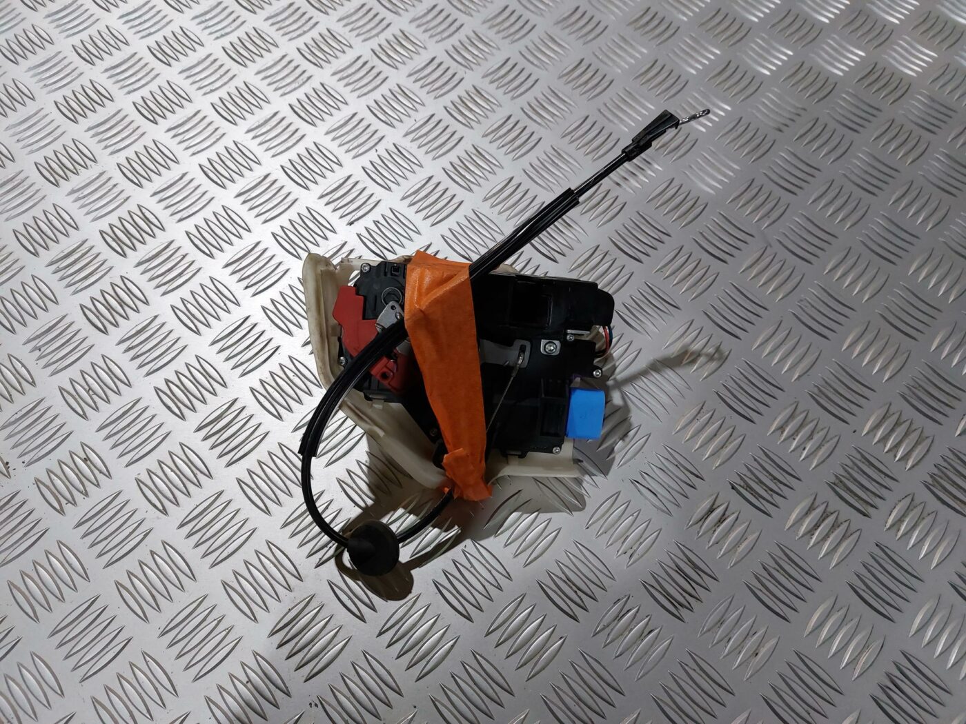 Priekšējo labo durvju slēdzene priekš VW JETTA 2008 2 Priekšējo labo durvju slēdzene priekš VW JETTA 2008