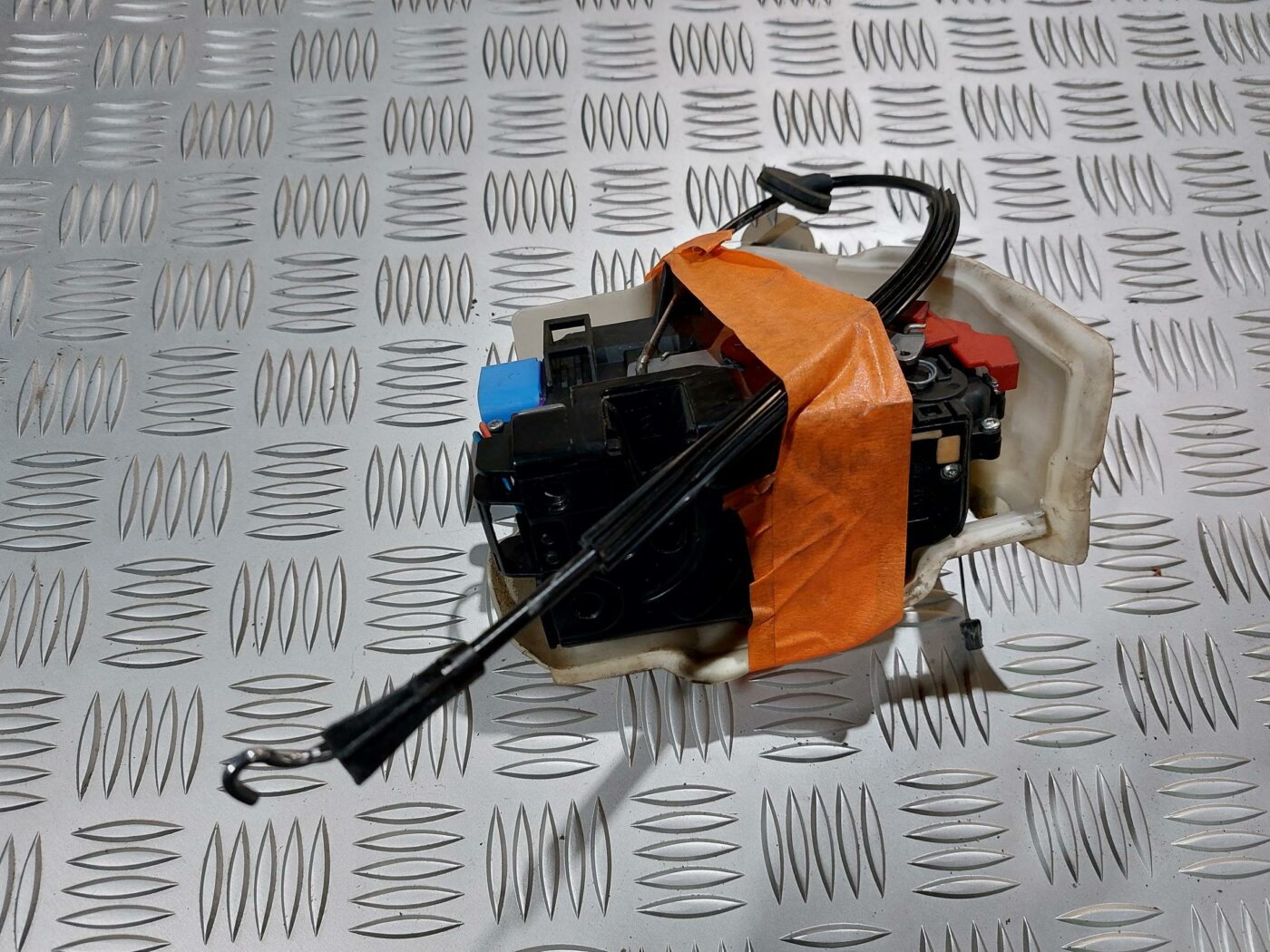 Priekšējo labo durvju slēdzene priekš VW JETTA 2008 3 Priekšējo labo durvju slēdzene priekš VW JETTA 2008