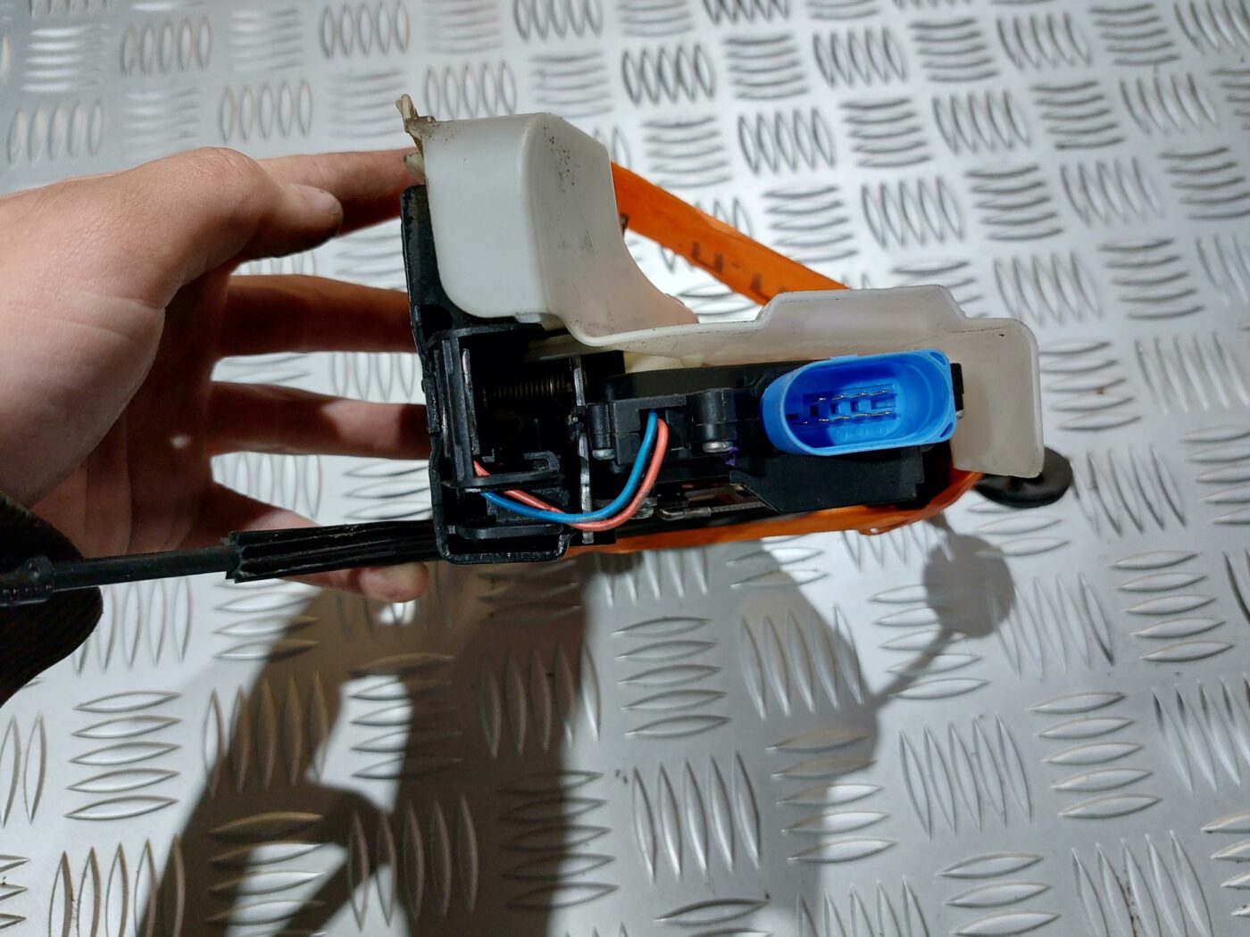 Priekšējo labo durvju slēdzene priekš VW JETTA 2008 4 Priekšējo labo durvju slēdzene priekš VW JETTA 2008