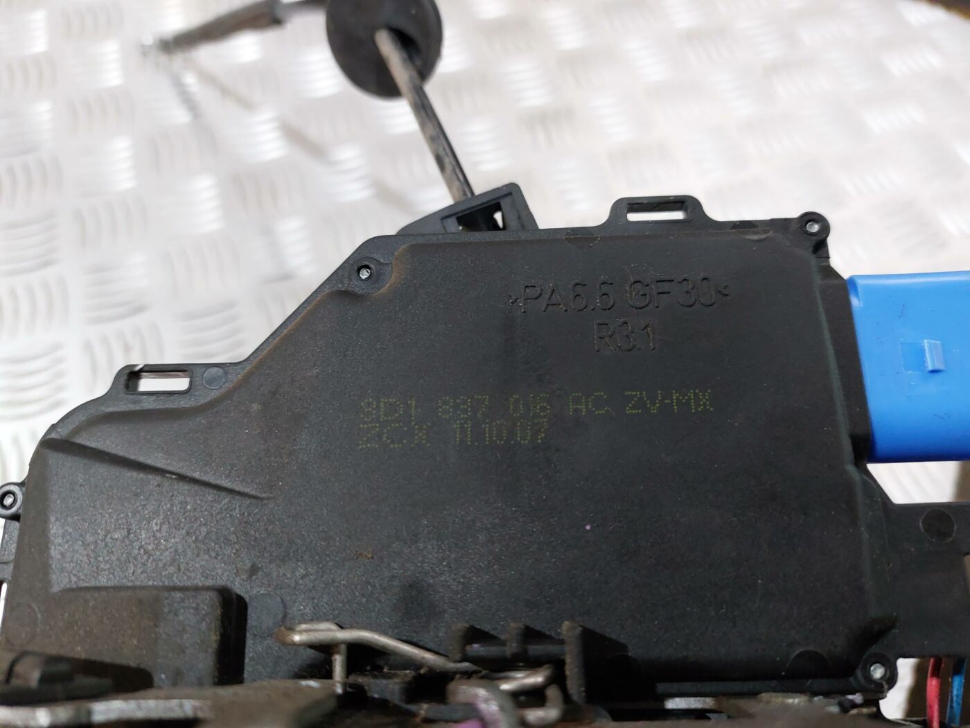 Priekšējo labo durvju slēdzene priekš VW JETTA 2008 5 Priekšējo labo durvju slēdzene priekš VW JETTA 2008