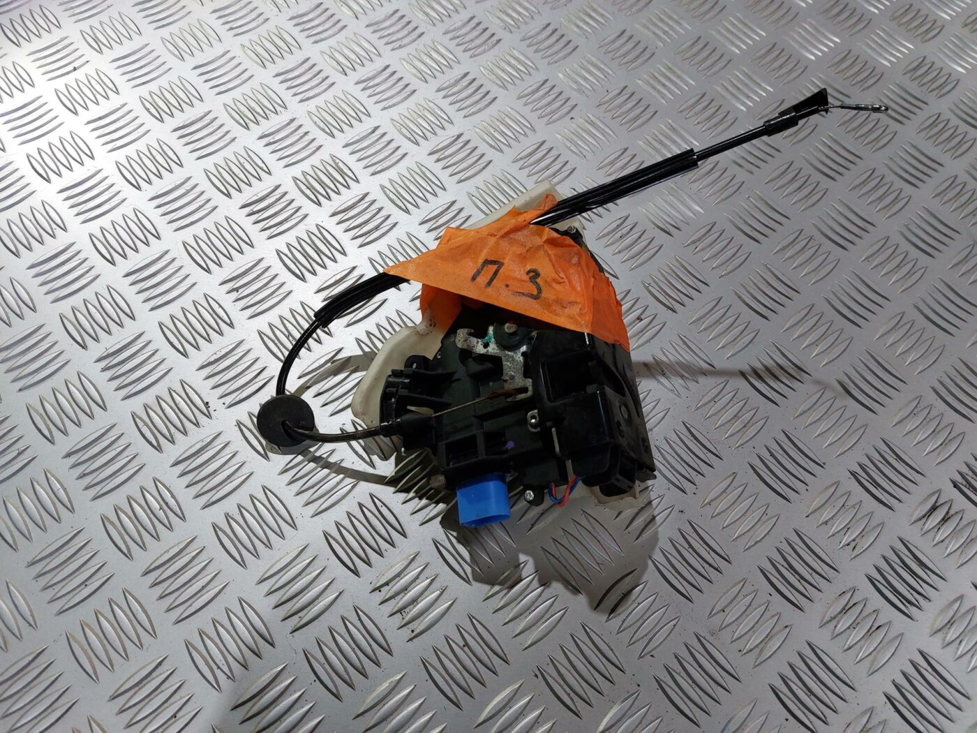 Aizmugurējo labo durvju slēdzene priekš VW JETTA 2008 2 Aizmugurējo labo durvju slēdzene priekš VW JETTA 2008