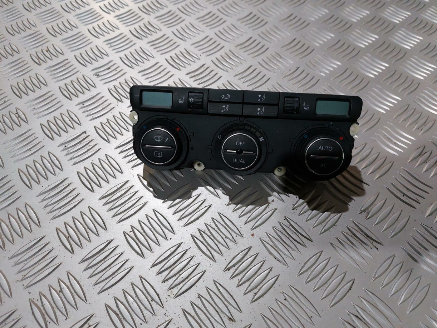 Klimata kontroles bloks priekš VW JETTA 2008 1 Klimata kontroles bloks priekš VW JETTA 2008