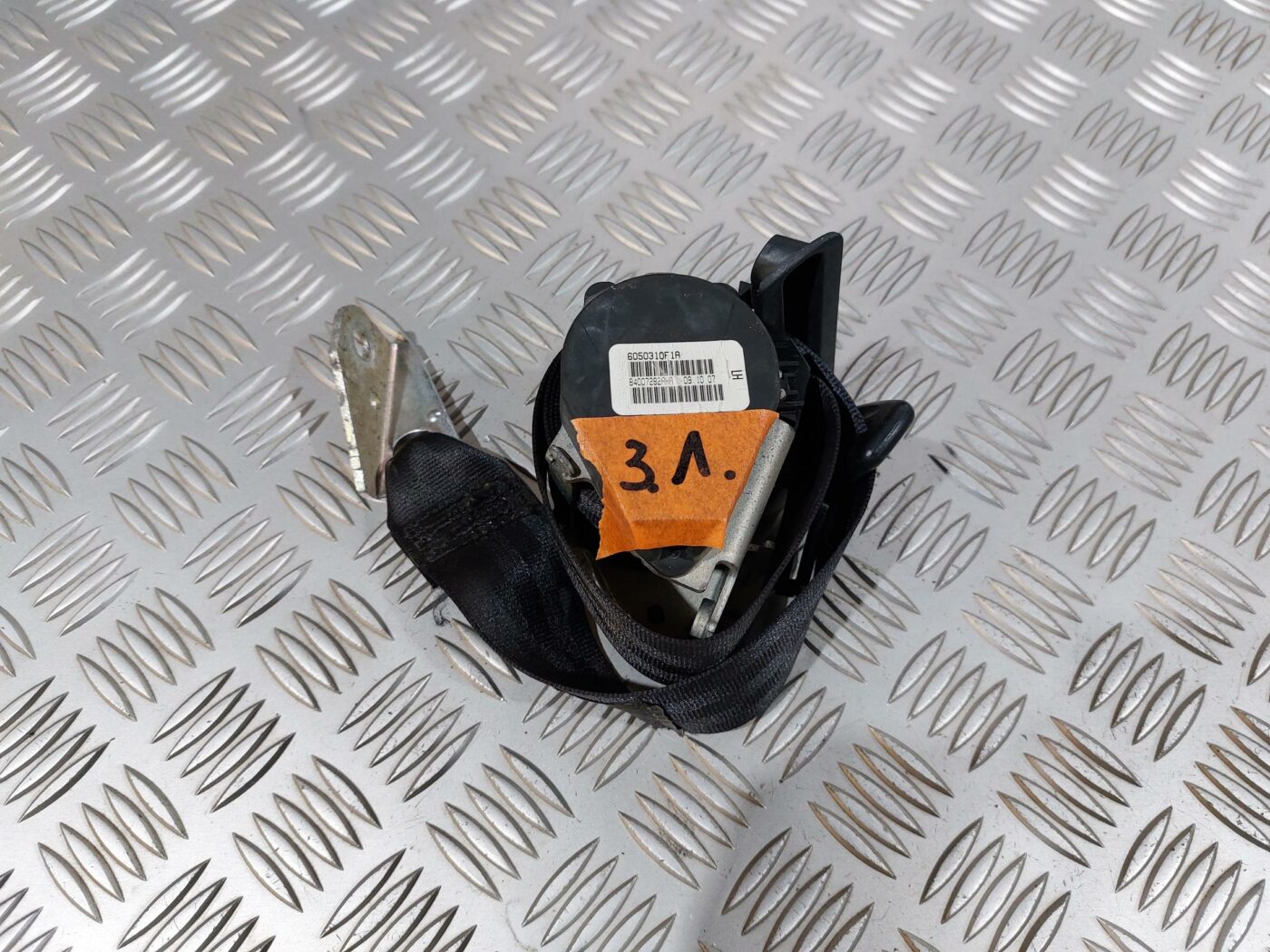 Aizmugurējā kreisa drošības josta priekš VW JETTA 2008 1 Aizmugurējā kreisa drošības josta priekš VW JETTA 2008