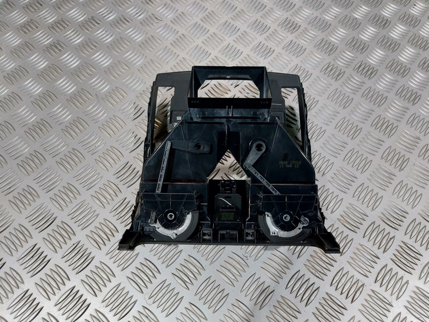 Mērinstrumentu paneļa gaisa vads, centrā priekš VW JETTA 2008