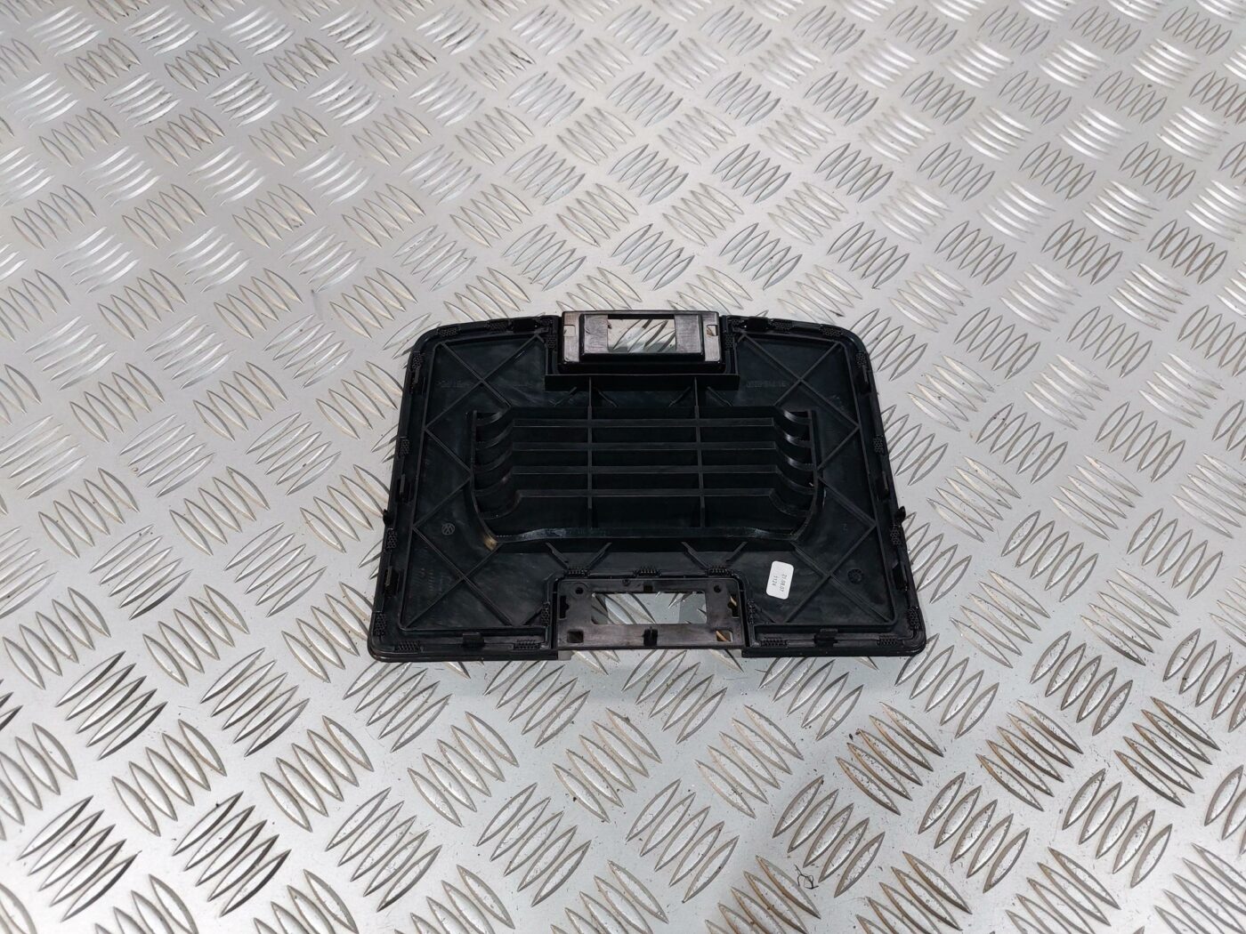 Mērinstrumentu paneļa gaisa vads, centrā priekš VW JETTA 2008 2 Mērinstrumentu paneļa gaisa vads, centrā priekš VW JETTA 2008