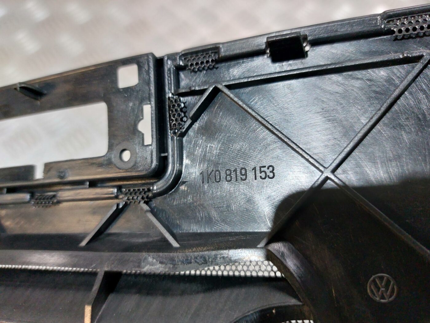 Mērinstrumentu paneļa gaisa vads, centrā priekš VW JETTA 2008 3 Mērinstrumentu paneļa gaisa vads, centrā priekš VW JETTA 2008