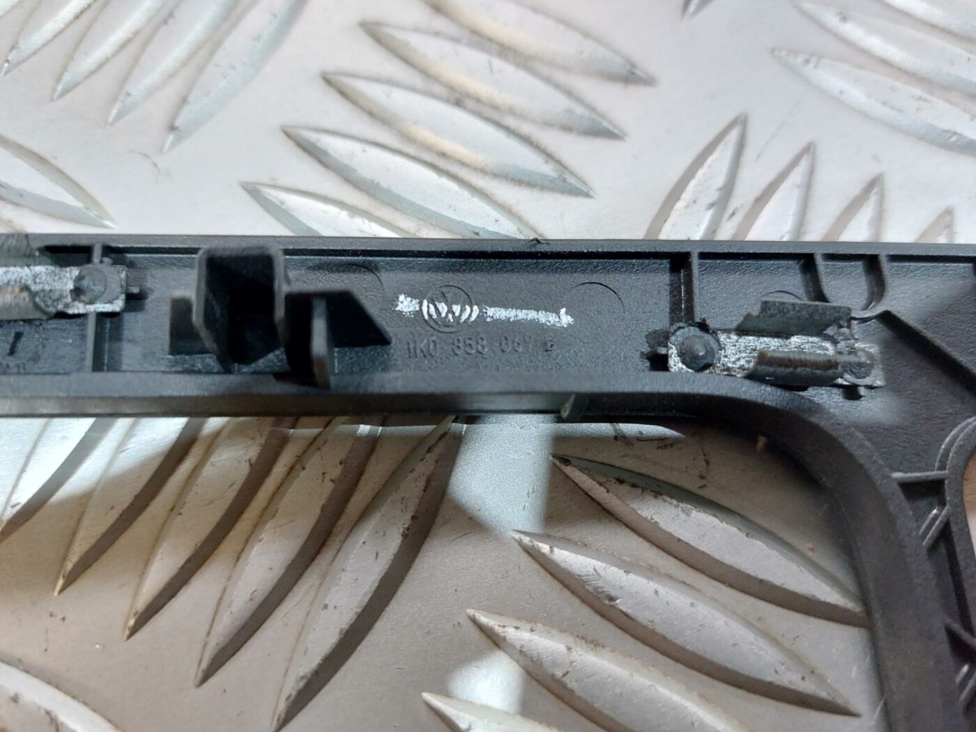 Mērinstrumentu paneļa dekoratīvais rāmis priekš VW JETTA 2008