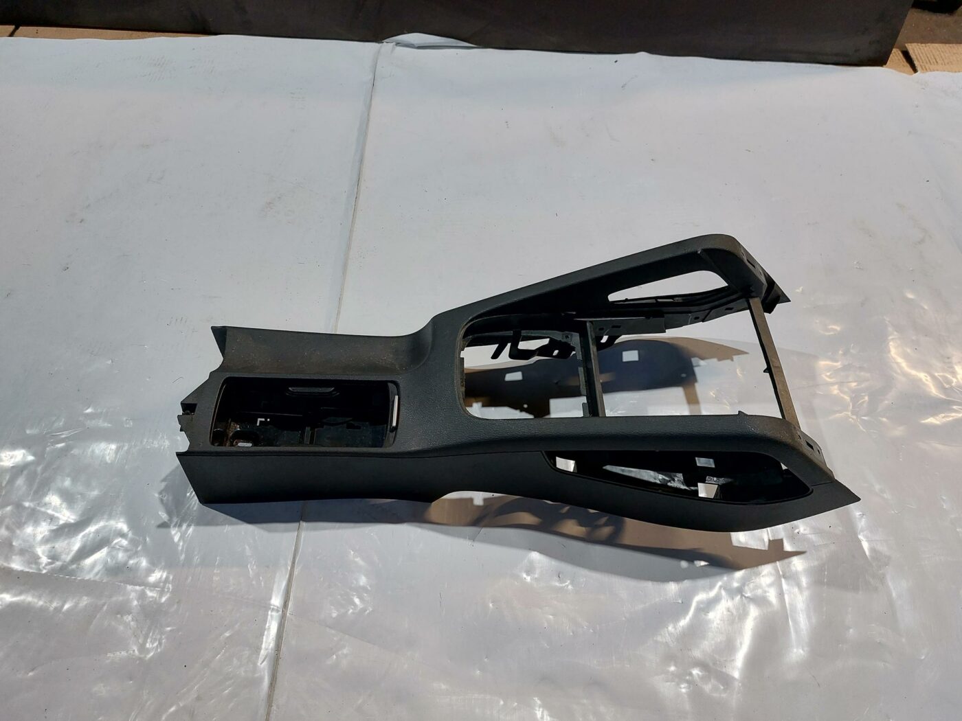 Centrālās konsoles (apdares) vidēja daļa priekš VW JETTA 2008 1 Centrālās konsoles (apdares) vidēja daļa priekš VW JETTA 2008