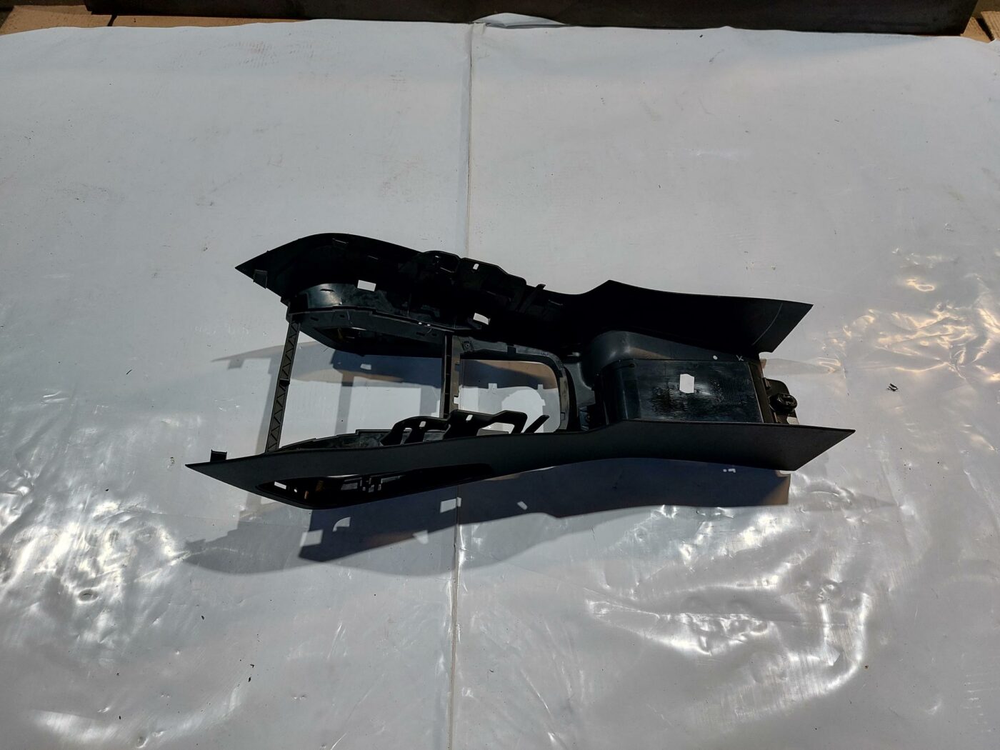 Centrālās konsoles (apdares) vidēja daļa priekš VW JETTA 2008 2 Centrālās konsoles (apdares) vidēja daļa priekš VW JETTA 2008