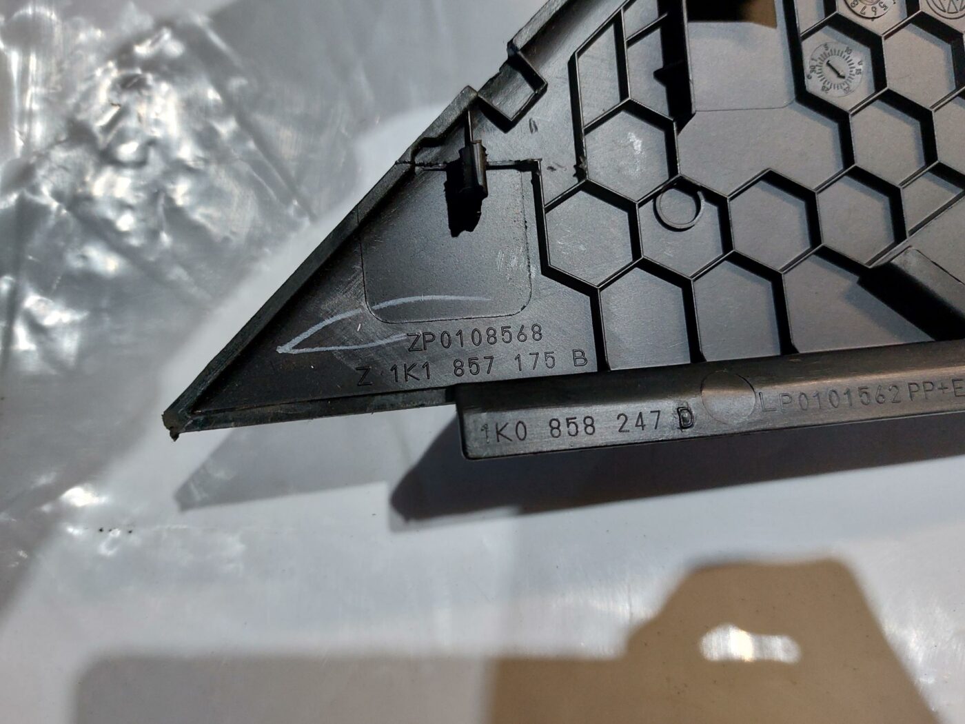 Mērinstrumentu paneļa sānu apdare priekš VW JETTA 2008 3 Mērinstrumentu paneļa sānu apdare priekš VW JETTA 2008