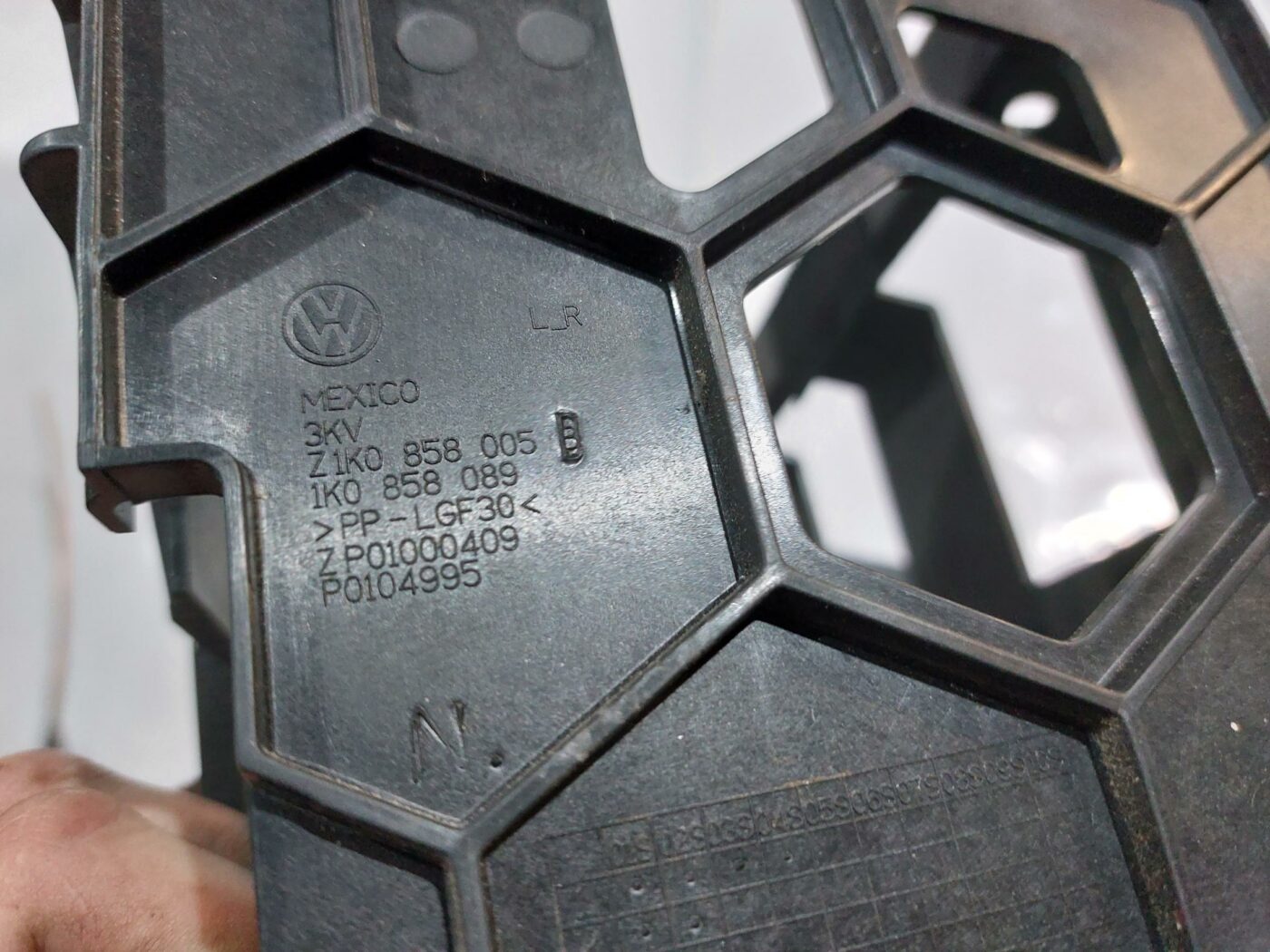 Mērinstrumentu paneļa iekšējā plastmasa priekš VW JETTA 2008 3 Mērinstrumentu paneļa iekšējā plastmasa priekš VW JETTA 2008