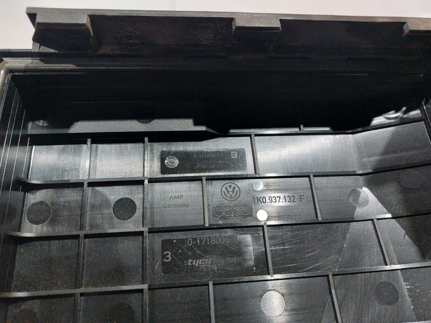 Drošinātāju kārbas korpusa vāks priekš VW JETTA 2008