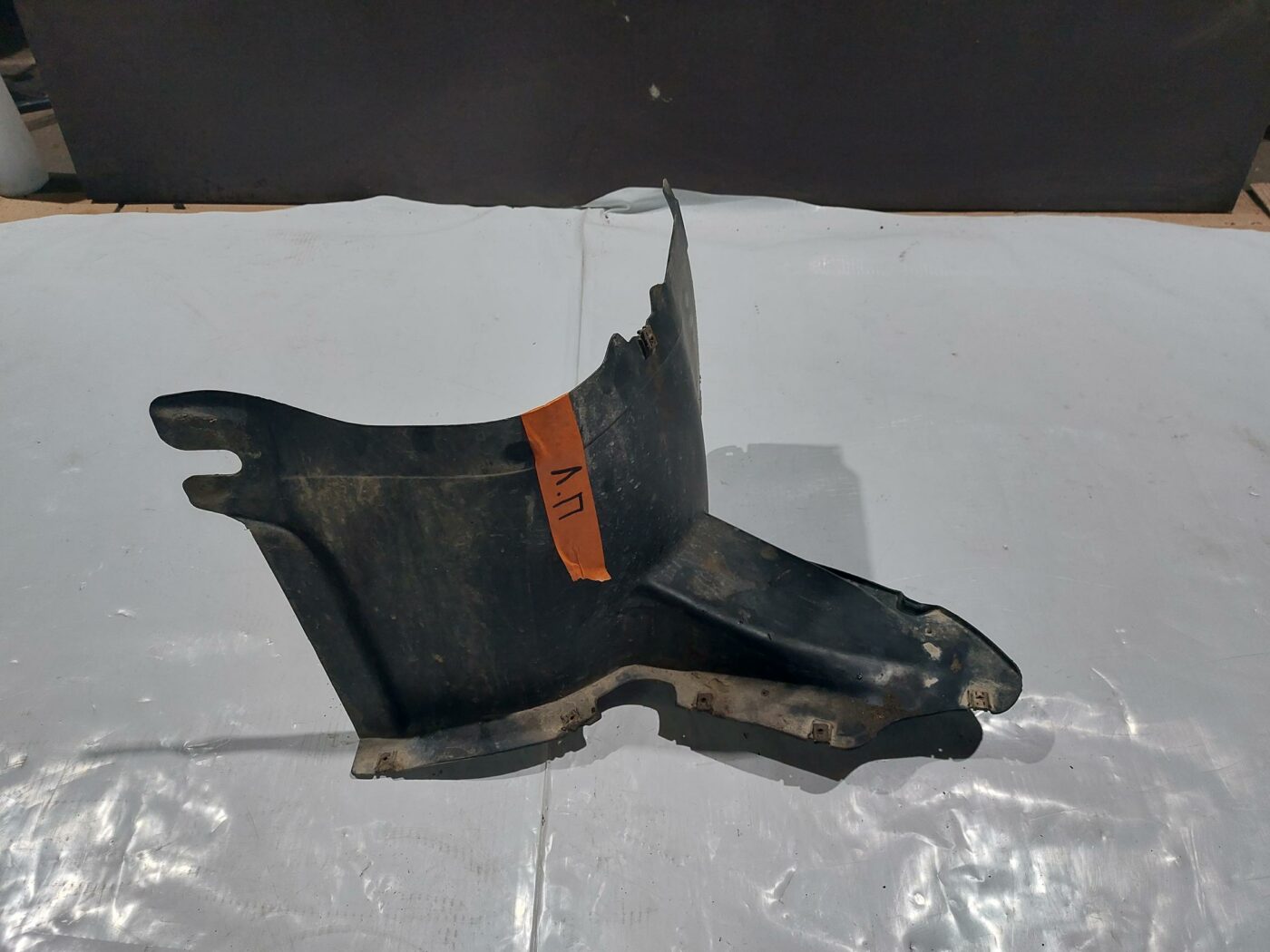 Priekšējais kreisais paspārns priekš VW JETTA 2008 1 Priekšējais kreisais paspārns priekš VW JETTA 2008