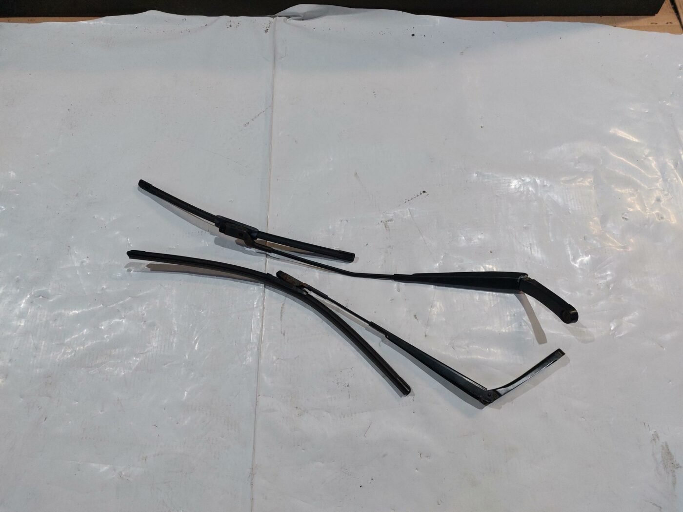 Vējstikla slotu turētāju komplekts priekš VW JETTA 2008 1 Vējstikla slotu turētāju komplekts priekš VW JETTA 2008