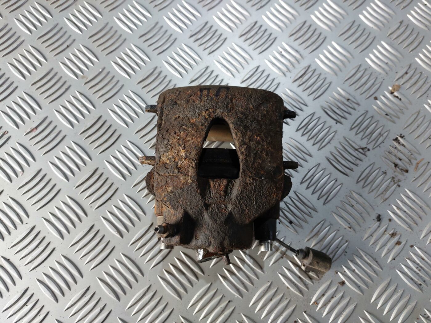 Priekšējais labais suports priekš VW JETTA 2008 1 Priekšējais labais suports priekš VW JETTA 2008