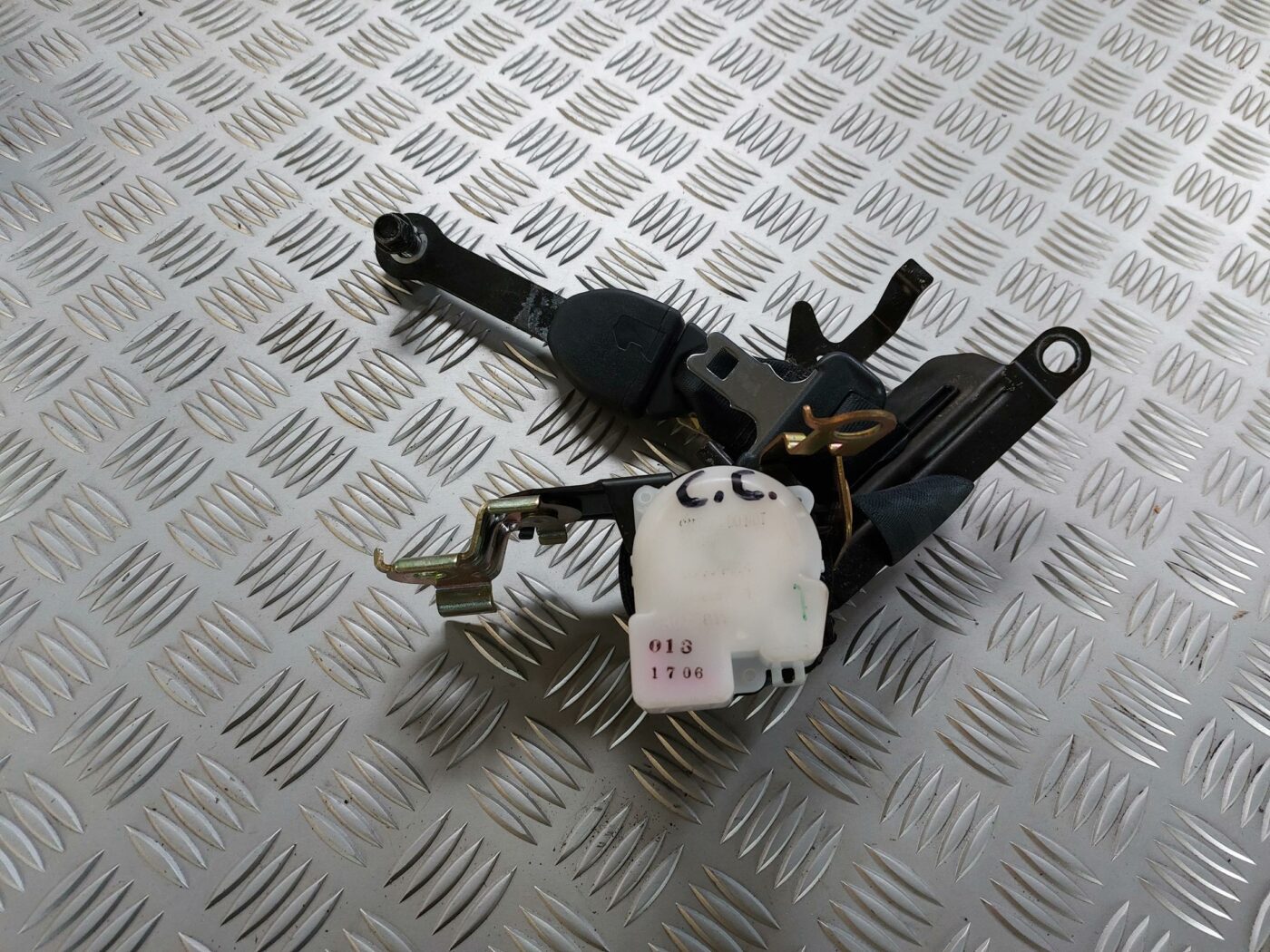 Aizmugurējā vidēja drošības josta priekš TOYOTA COROLLA VERSO 2006 1 Aizmugurējā vidēja drošības josta priekš TOYOTA COROLLA VERSO 2006