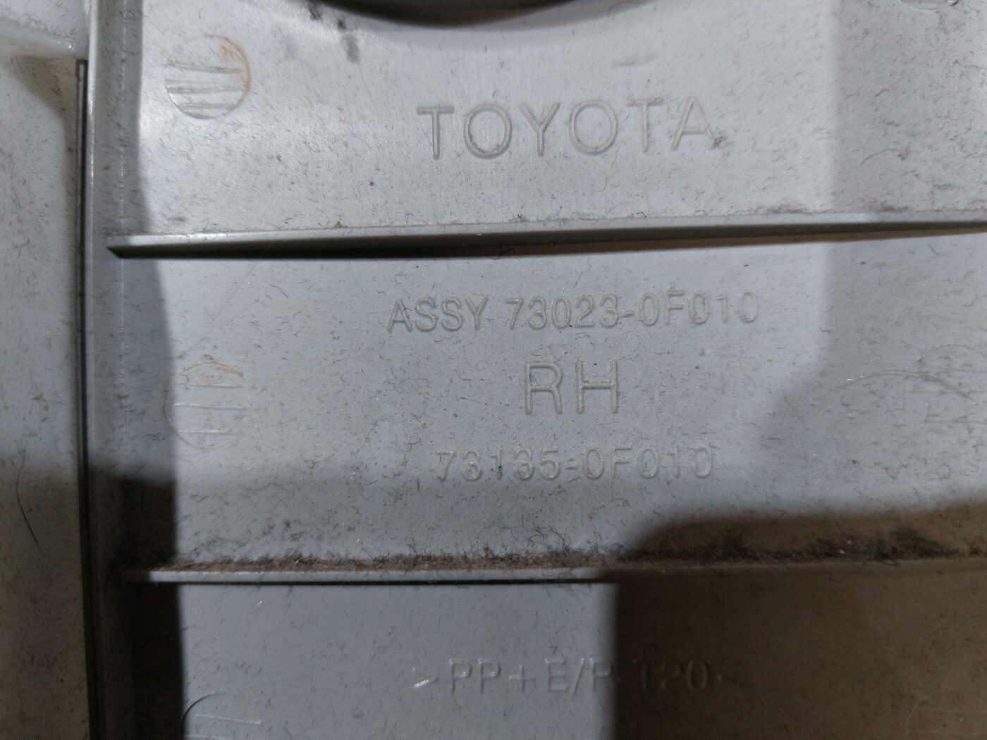 Vidējas salona statnes apdare priekš TOYOTA COROLLA VERSO 2006