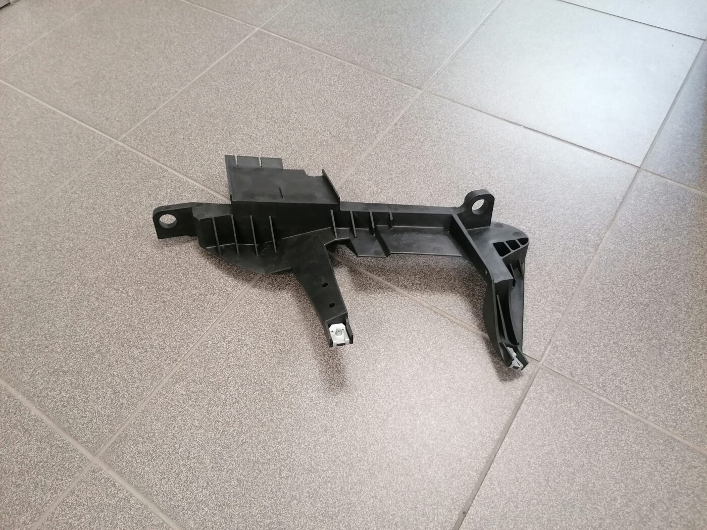 Priekšēja luktura kronšteins priekš BMW X3 E83 2003-2010 1301073024