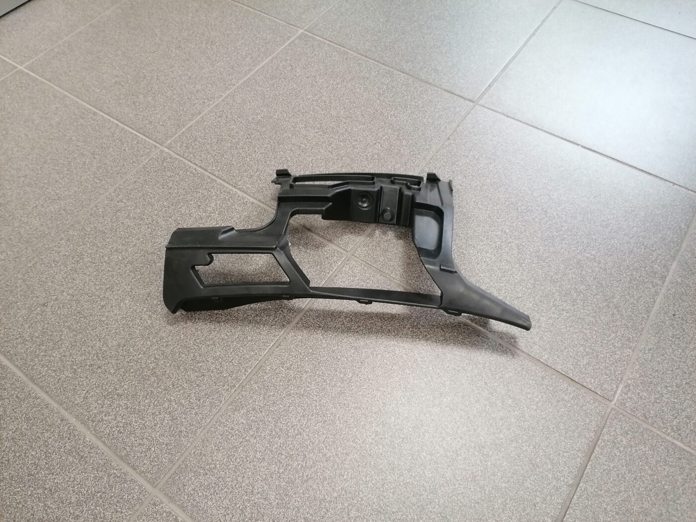 Priekšējā spārna un bufera stiprinājums priekš VW GOLF 2008-2013