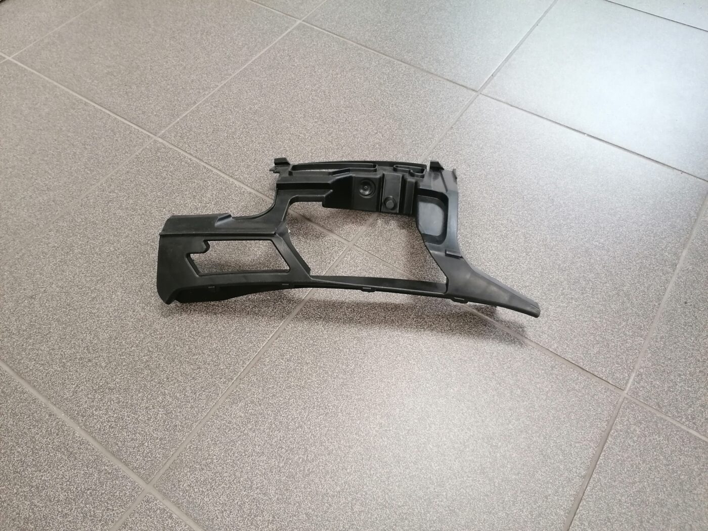 Priekšējā spārna un bufera stiprinājums priekš VW GOLF 2008-2013