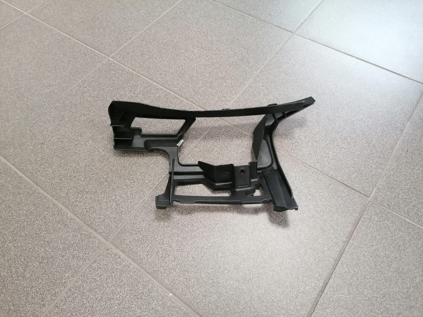 Priekšējā spārna un bufera stiprinājums priekš VW GOLF 2008-2013